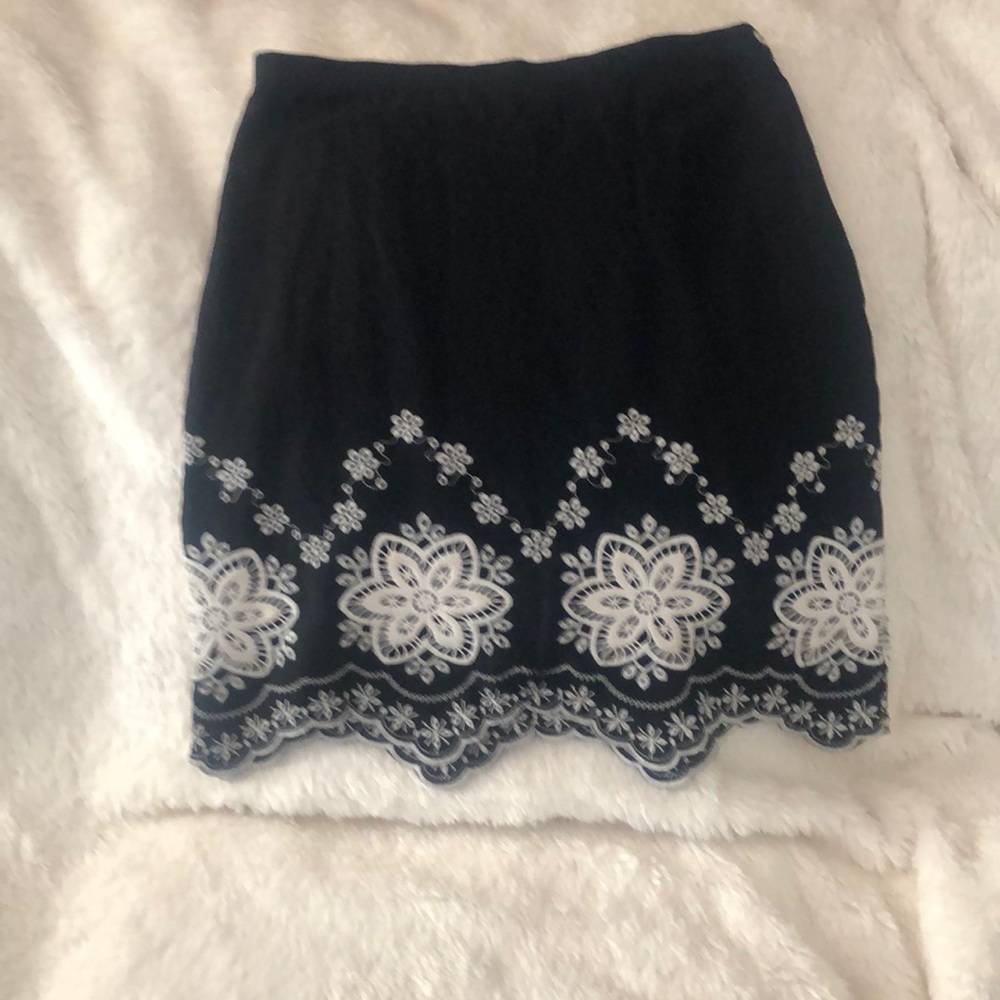 Black scalloped edge with flower cut out